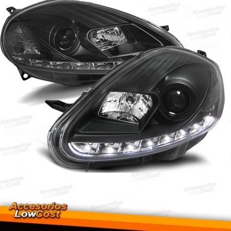 FAROS LUZ DIURNA (REAL DAY LIGHT) FIAT GRANDE PUNTO. FONDO NEGRO.